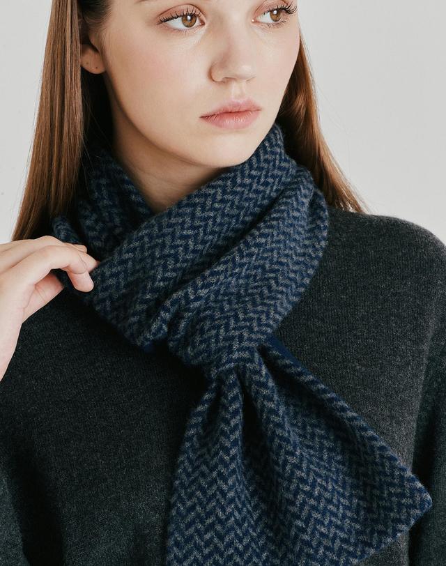 캐시미어하우스 [Murray Allan] 100%캐시미어 Herringborn petit scarf_Navy (NA) M53APE051NA 착용컷
