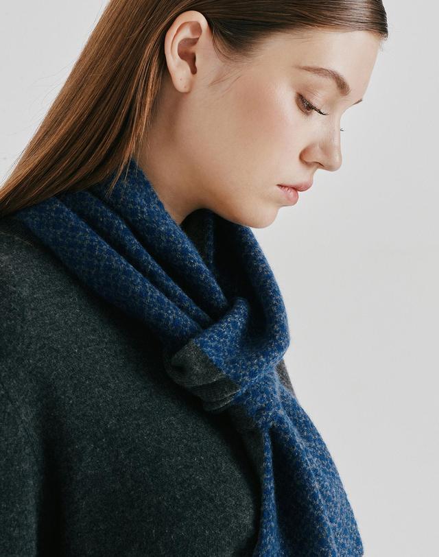 캐시미어하우스 [Murray Allan] 100%캐시미어 Dots Texture petit scarf_Grey (GR) M53APE052GR 착용컷