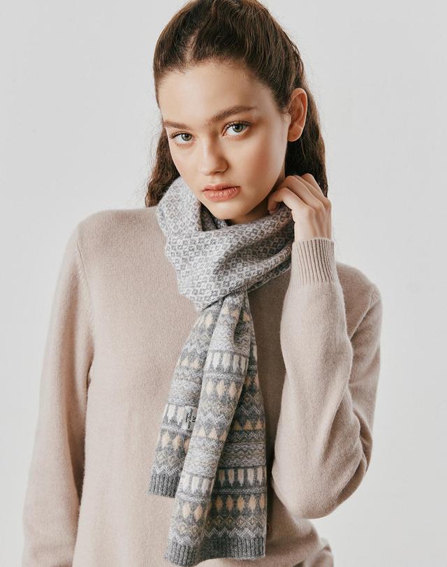 캐시미어하우스 [Murray Allan] 100%캐시미어 Nordic jacquard scarf_Melange Grey (MG) M53ASF063MG 착용컷