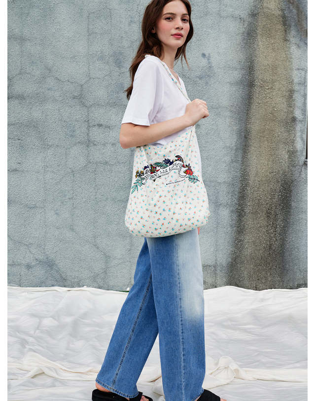 쏘리투머치러브 Soluv Party Flower Eco-Bag_Ivory 착용컷