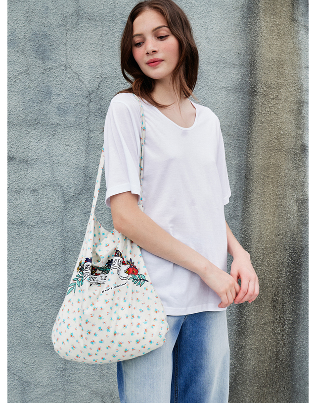 쏘리투머치러브 Soluv Party Flower Eco-Bag_Ivory 착용컷
