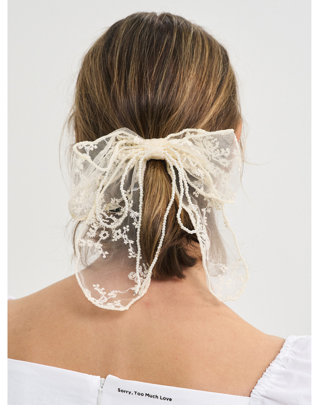 쏘리투머치러브 Lace Pearl Ribbon Hair Pin_Ivory 착용컷