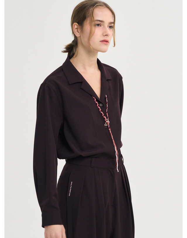 쏘리투머치러브 Modern Shirt Blouse_Burgundy 화이트 착용컷