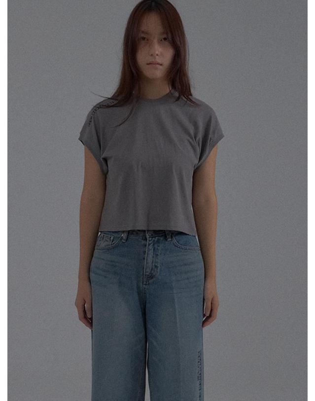 쏘리투머치러브 Dropped Shoulder Lettering Crop T-Shirt_Gray 착용컷