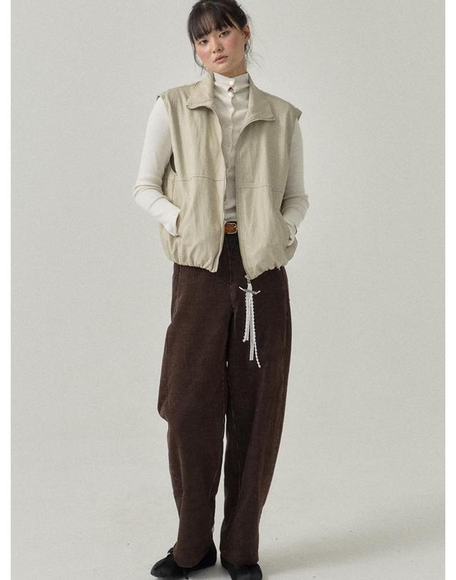 쏘리투머치러브 High Neck Faux Leather Vest with Lace Zip_Cream 착용컷