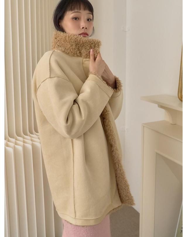 쏘리투머치러브 Reversible Shearling Mustang Coat_Beige 착용컷