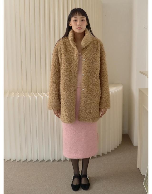 쏘리투머치러브 Reversible Shearling Mustang Coat_Beige 착용컷