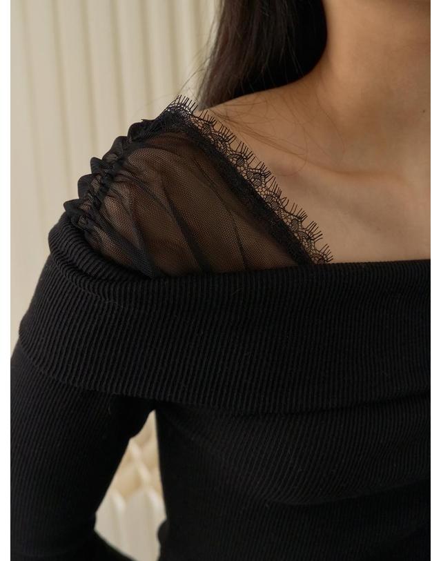 쏘리투머치러브 Lace Off Shoulder Rib Top_Black 착용컷