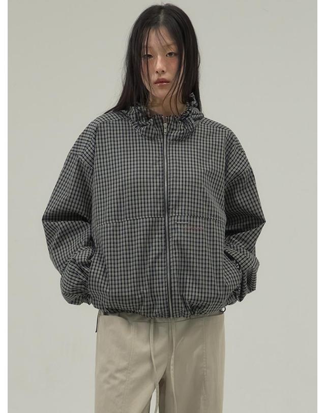 쏘리투머치러브 Gingham Hooded Windbreaker Blouson_Navy 착용컷