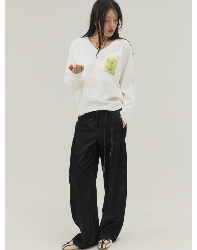 쏘리투머치러브 Studio Sketch V-Neck Sweatshirt_White 착용컷