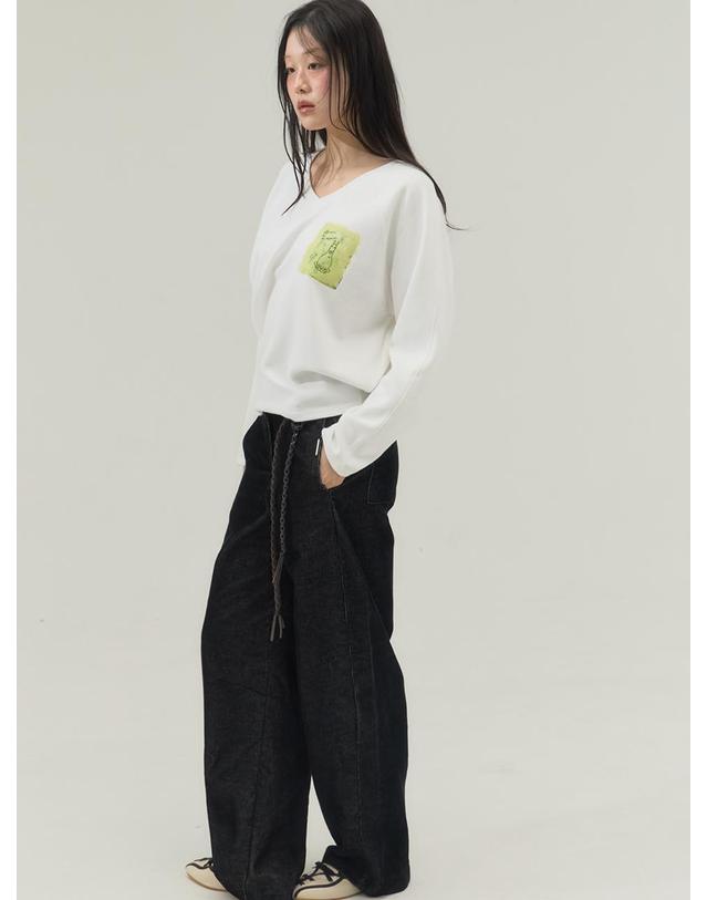 쏘리투머치러브 Studio Sketch V-Neck Sweatshirt_White 착용컷