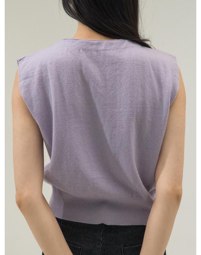쏘리투머치러브 Opal Glow Button V-Neck Knit Vest_Violet 착용컷