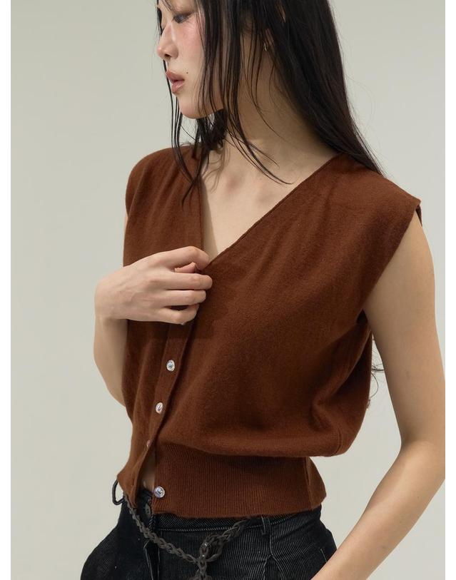 쏘리투머치러브 Opal Glow Button V-Neck Knit Vest_Brown 착용컷