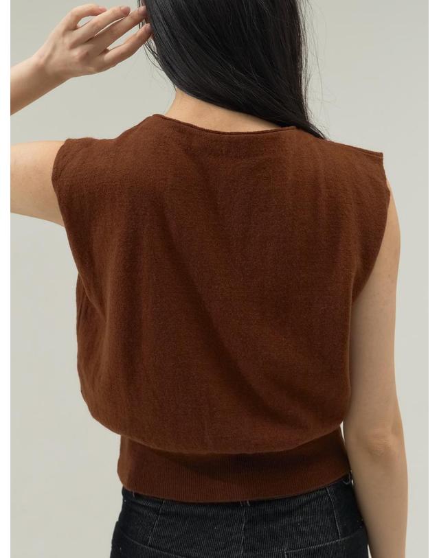 쏘리투머치러브 Opal Glow Button V-Neck Knit Vest_Brown 착용컷