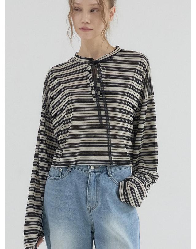 쏘리투머치러브 Cropped Stripe Loose Fit Collar Top_Black 착용컷