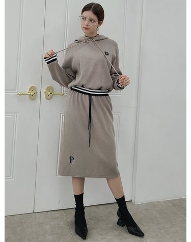 후드니트셋업(P로고 스웨터+스커트)-그레이쉬베이지 Hood P logo Knit set-up