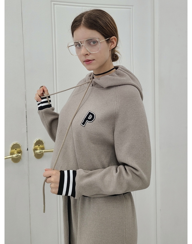 프리톤 후드니트셋업(P로고 스웨터+스커트)-그레이쉬베이지 Hood P logo Knit set-up 착용컷