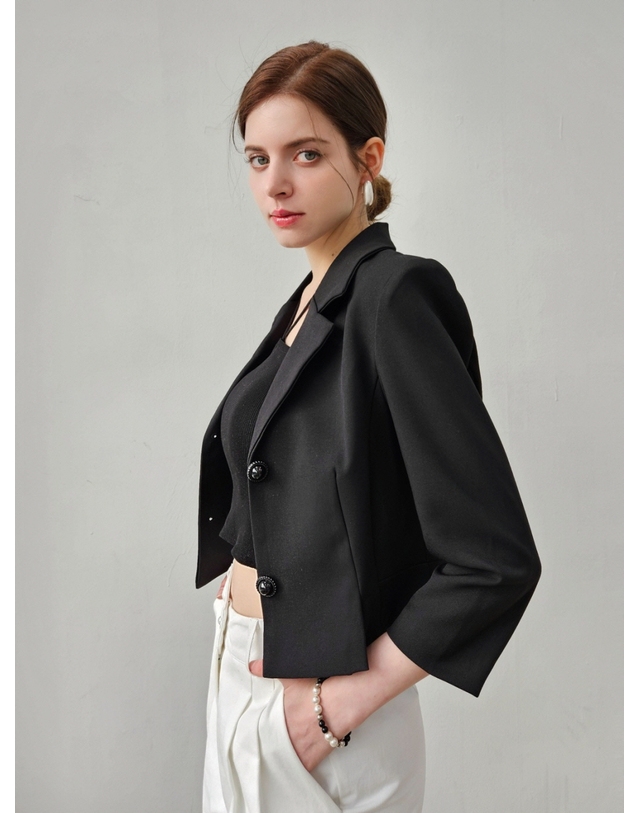 프리톤 플리츠 크롭 슬림핏 자켓- special button Crop jacket 블랙 착용컷