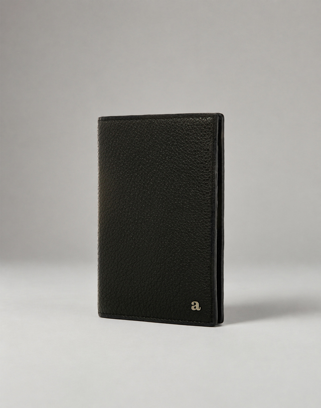 알레그리 Varco Passport Case Lusso Leather 블랙 착용컷
