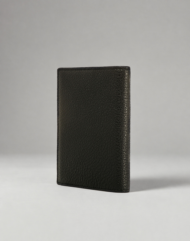 알레그리 Varco Passport Case Lusso Leather 블랙 착용컷