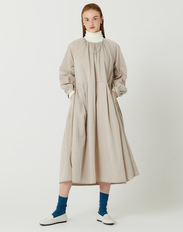 더스튜디오케이 RAGLAN SLEEVE NECK SHIRRING POINT LONG DRESS(BEIGE)