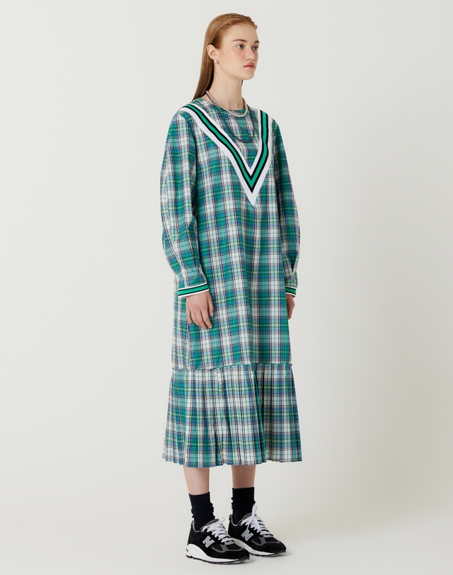 더스튜디오케이 22FW LUCKY DRESS(GREEN) 착용컷