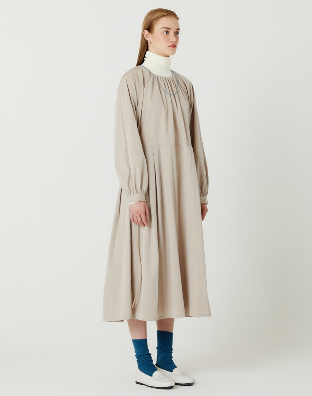 더스튜디오케이 RAGLAN SLEEVE NECK SHIRRING POINT LONG DRESS(BEIGE) 착용컷