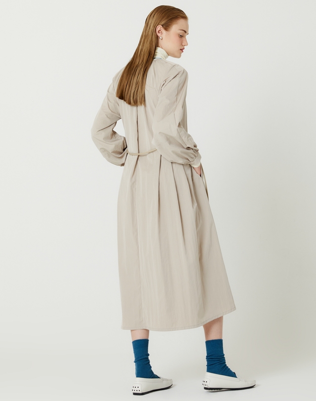 더스튜디오케이 RAGLAN SLEEVE NECK SHIRRING POINT LONG DRESS(BEIGE) 착용컷