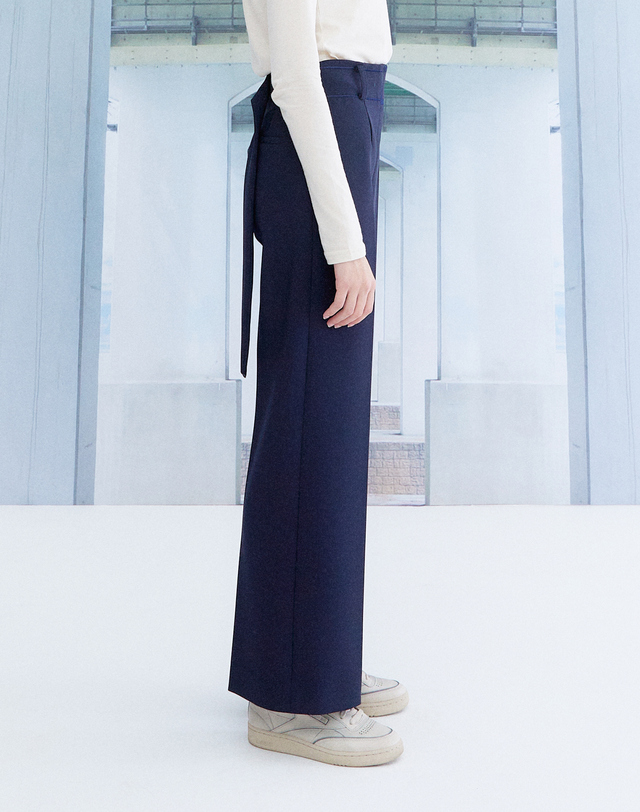 더스튜디오케이 EMBROIDERY BELT PANTS_NAVY 착용컷