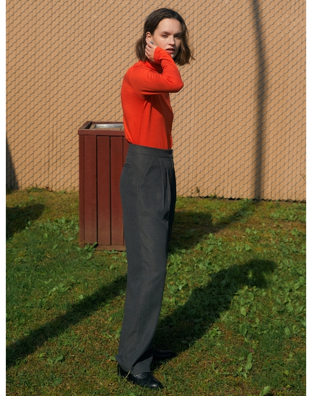 더스튜디오케이 TWO TUCKS RELAXED FIT PANTS_GRAY 착용컷