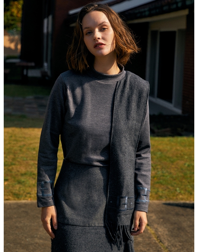 더스튜디오케이 MUFFLER LAYERED MOCKNECK TOP_CHARCOAL 착용컷