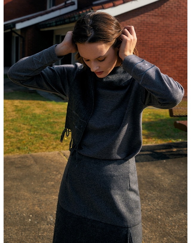 더스튜디오케이 MUFFLER LAYERED MOCKNECK TOP_CHARCOAL 착용컷