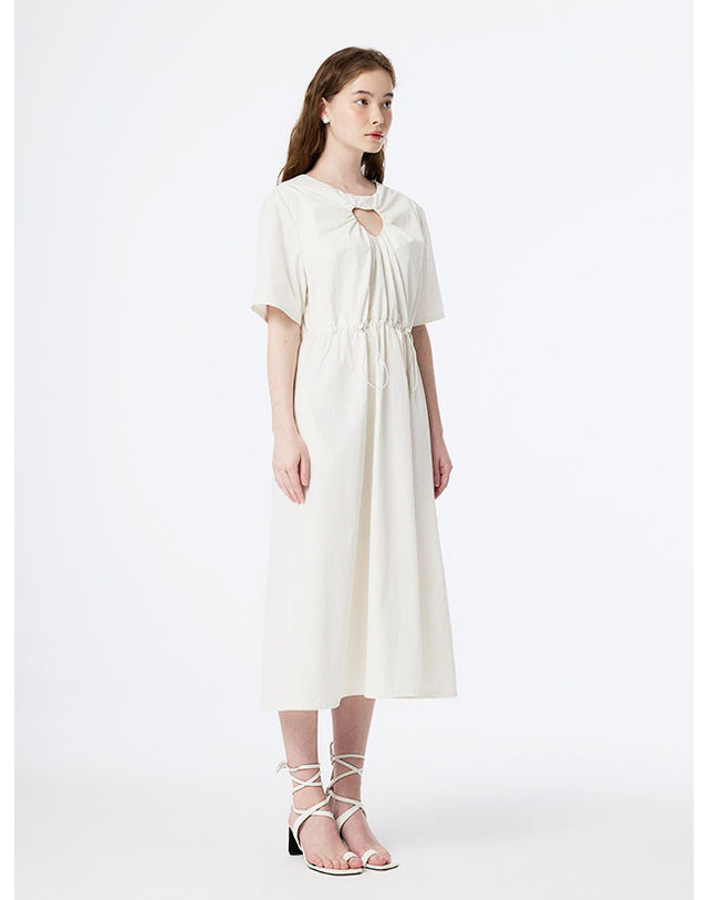 더스튜디오케이 CUT OUT HEART SHIRRING DRESS (CREAM) 착용컷