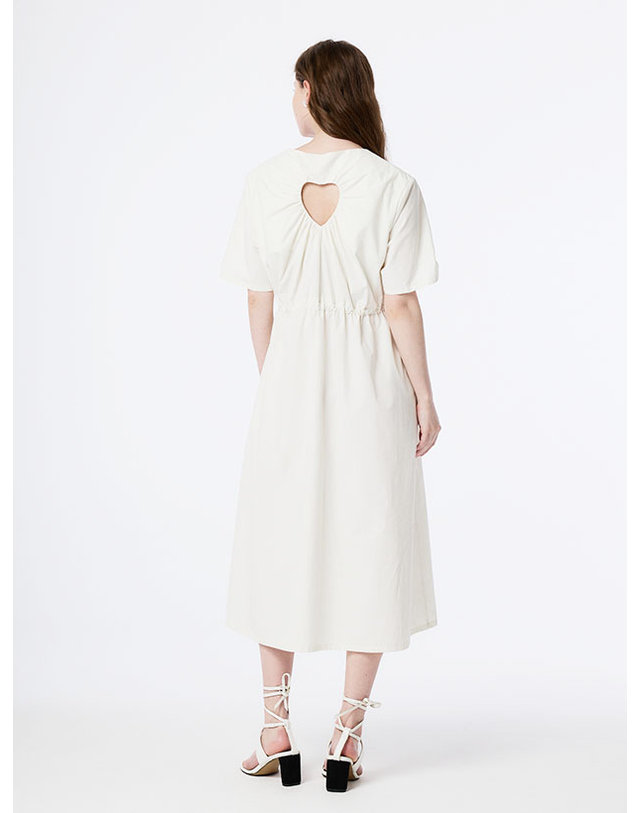 더스튜디오케이 CUT OUT HEART SHIRRING DRESS (CREAM) 착용컷