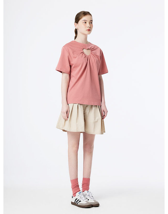 더스튜디오케이 CUT OUT HEART SHIRRING T-SHIRTS(PINK) 착용컷