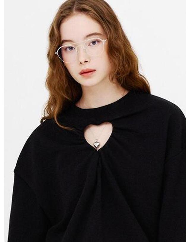 더스튜디오케이 CUT OUT HEART SHIRRING SWEAT SHIRTS(BLACK) 착용컷