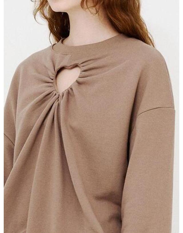 더스튜디오케이 CUT OUT HEART SHIRRING SWEAT SHIRTS(TAUPE) 착용컷