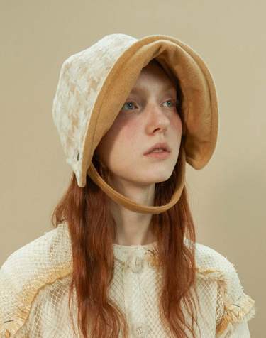 Reversible strap bonnet – Camel