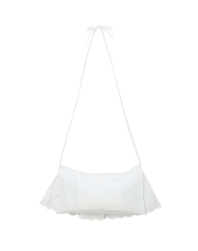아떼 바네사브루노 액세사리 [FRILL(프릴)] 화이트 플라워 레이어드백 겸 숄더백 흰색 착용컷
