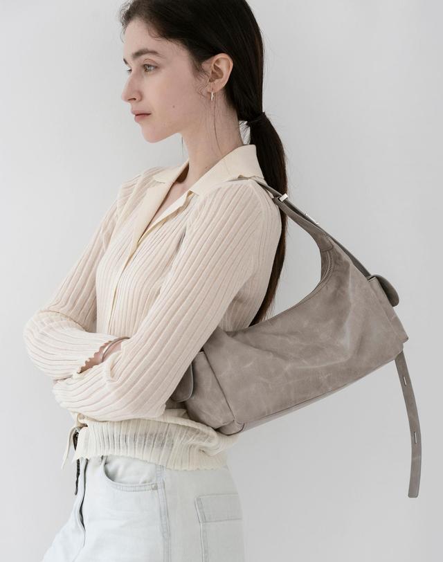 앤오즈 POTI VINTAGE pocket hobo bag 3 color 블랙 착용컷