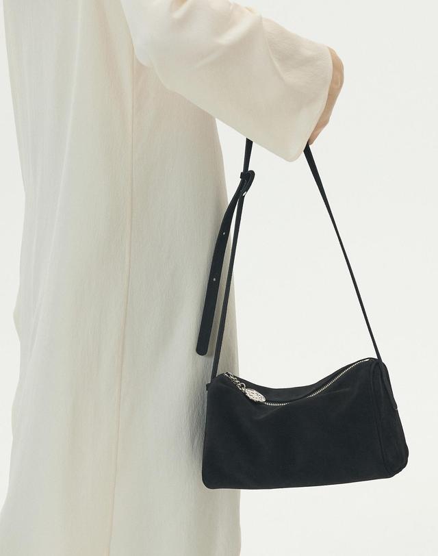 앤오즈 PIDI MEDIUM SUEDE leather crossbody shoulder bag 2 color 블랙 착용컷