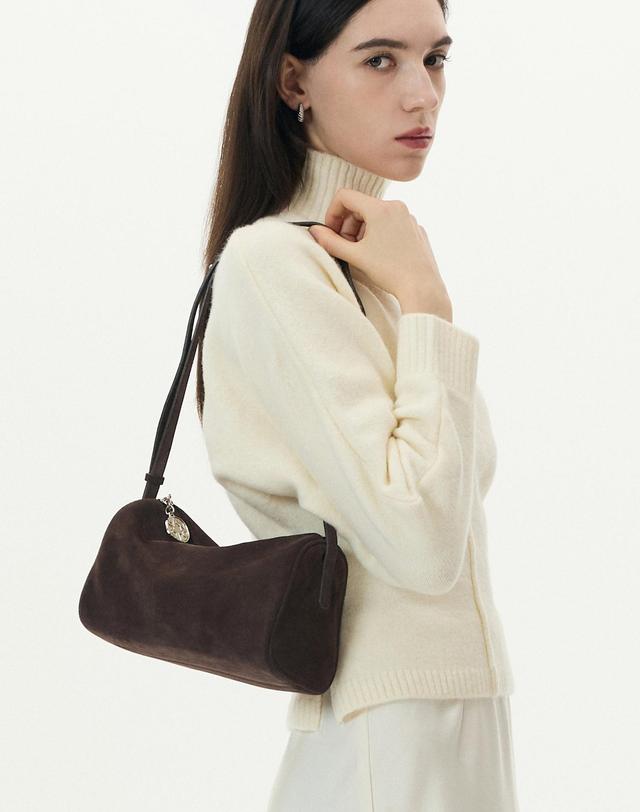 앤오즈 PIDI MEDIUM SUEDE leather crossbody shoulder bag 2 color 블랙 착용컷