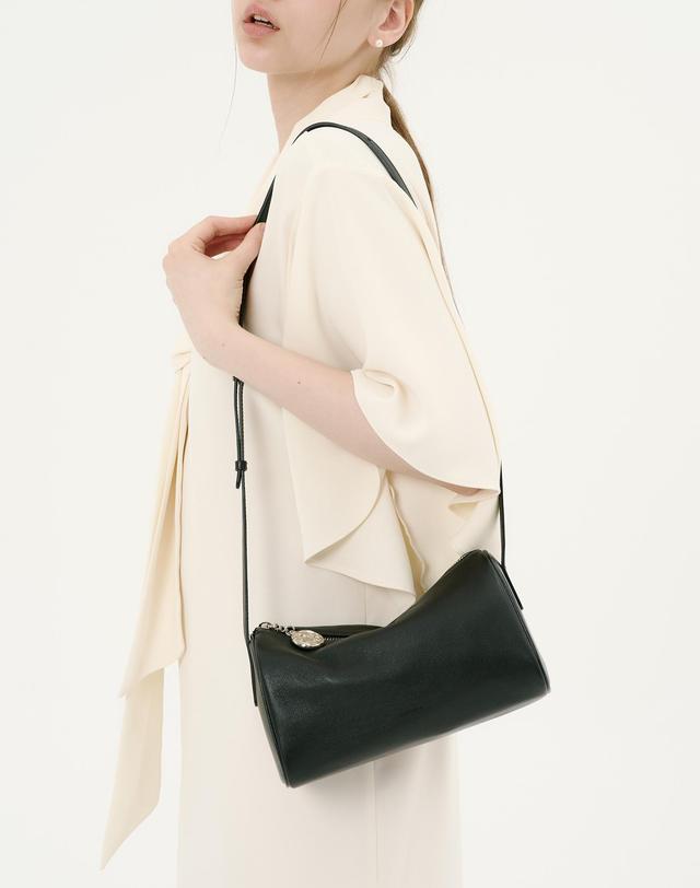 앤오즈 PIDI MEDIUM SHEEPSKIN crossbody shoulder bag 블랙 착용컷