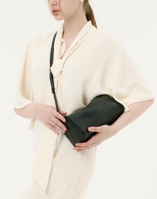 앤오즈 PIDI MEDIUM SHEEPSKIN crossbody shoulder bag 블랙 착용컷