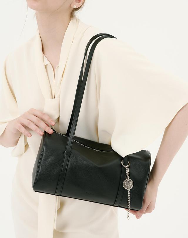 앤오즈 PIDI LARGE SOFT long handle leather shoulder bag 블랙 착용컷