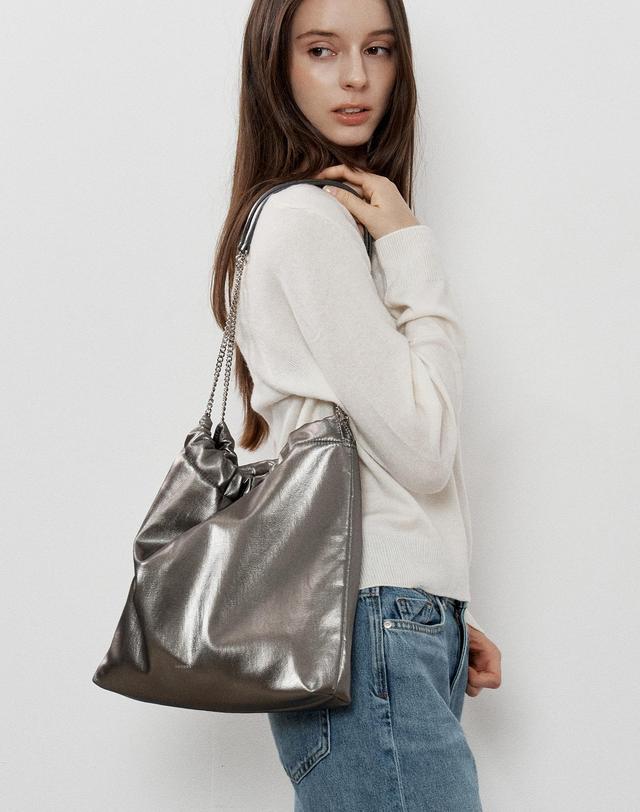 앤오즈 VELTA SHOPPER chain shoulder bag 2 color 블랙 착용컷
