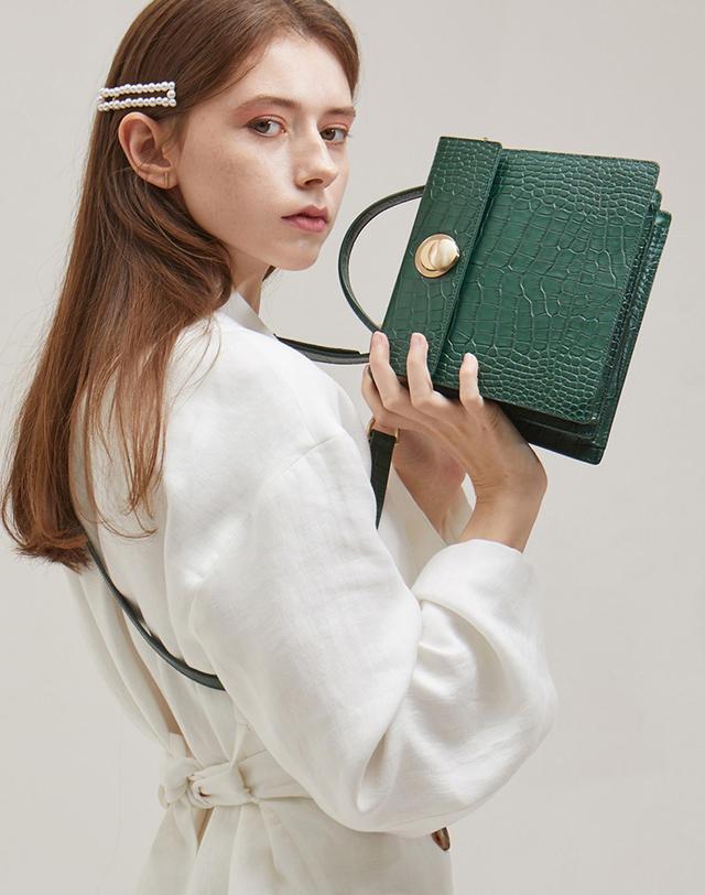 앤오즈 LAZEL MINI CROC shoulder bag 2 color 착용컷