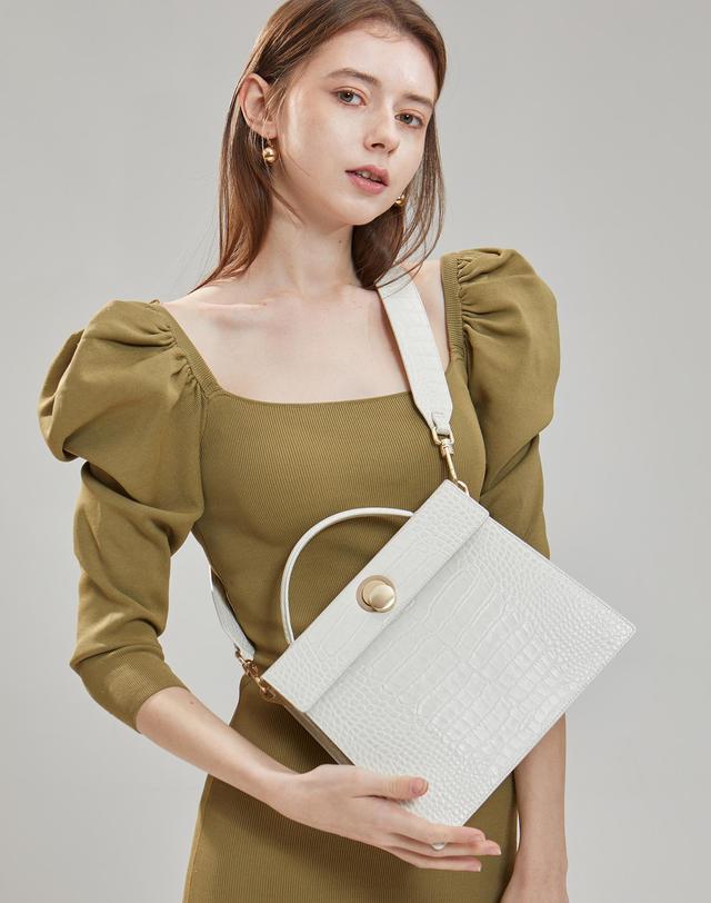 앤오즈 LAZEL CROC flap bag 3 color 착용컷