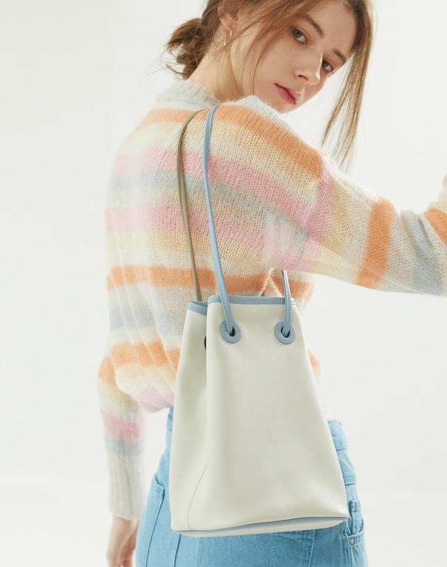 앤오즈 BAZAS bucket bag 2 color 착용컷