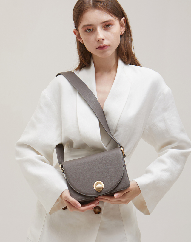 앤오즈 ISLE MINI Shoulder Bag 5 Color 착용컷